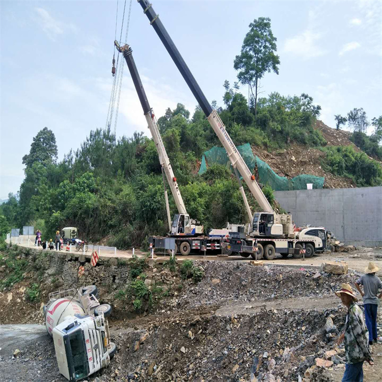 湖南汽车掉沟里叫吊车救援要多少钱